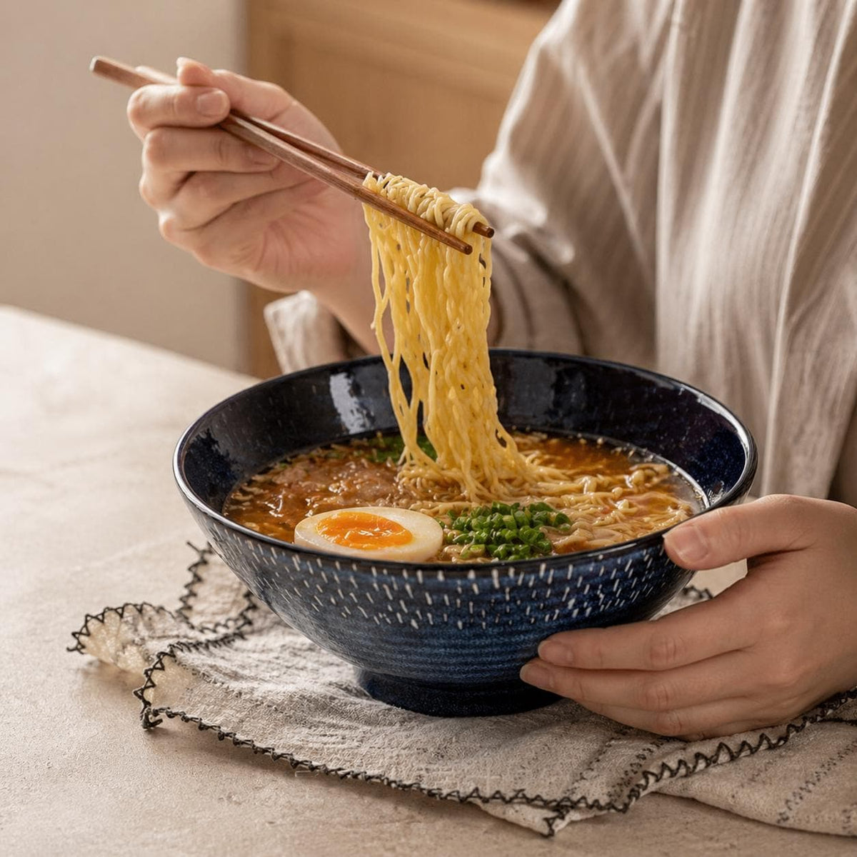 Bol à ramen bleu marine nervuré