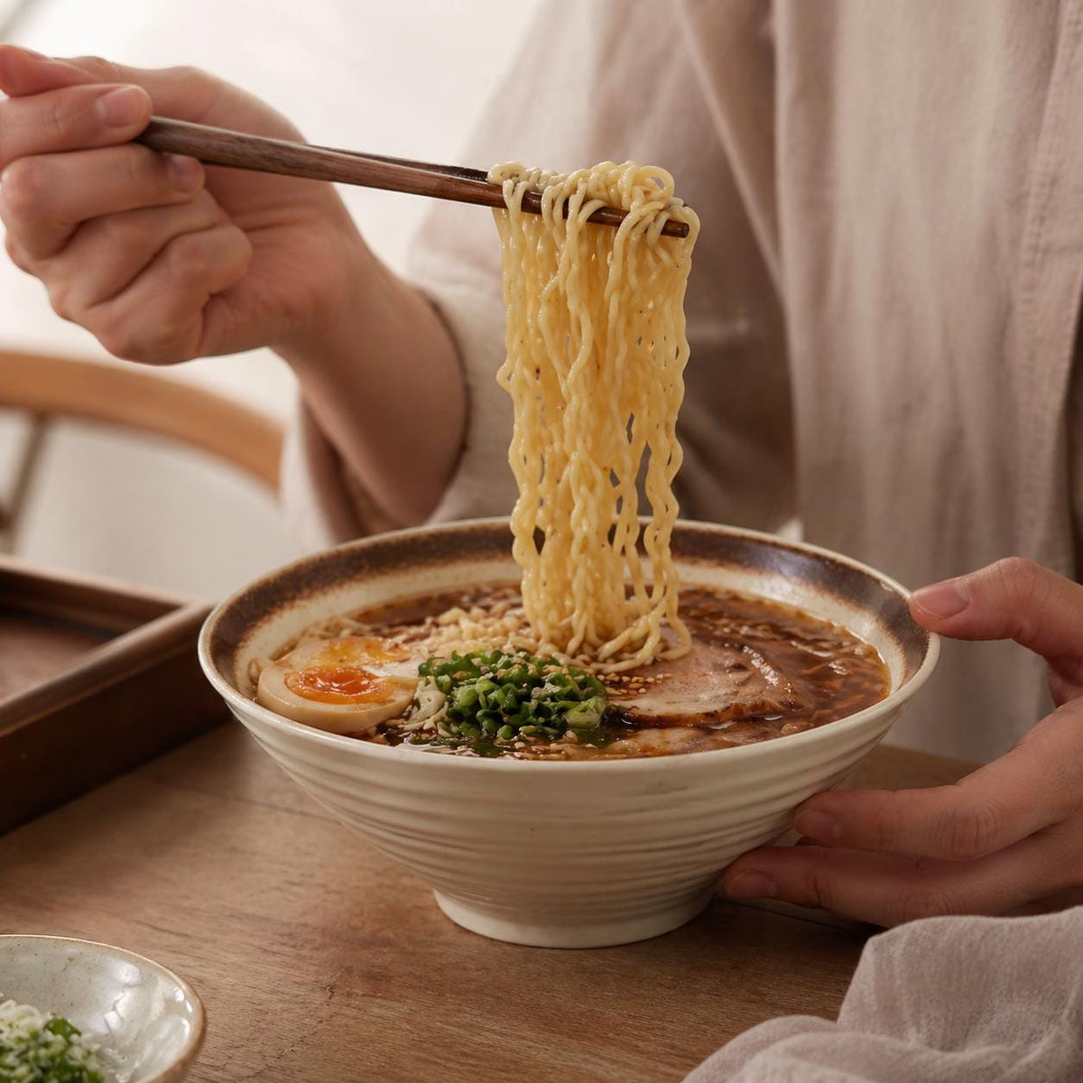 Bol à ramen ivoire à liseré brun