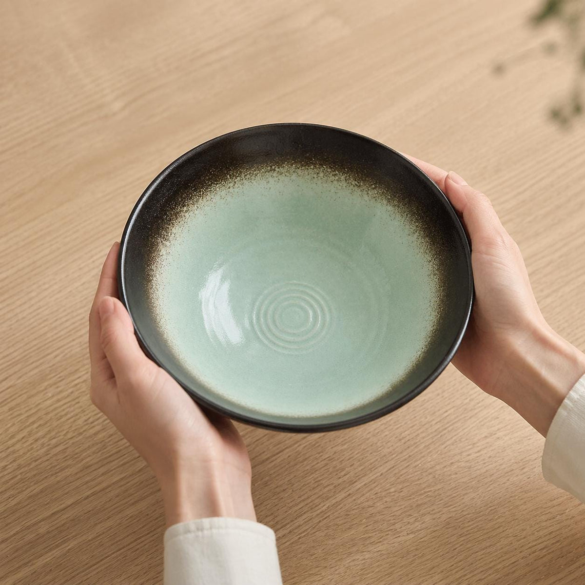 Bol à ramen noir à intérieur vert