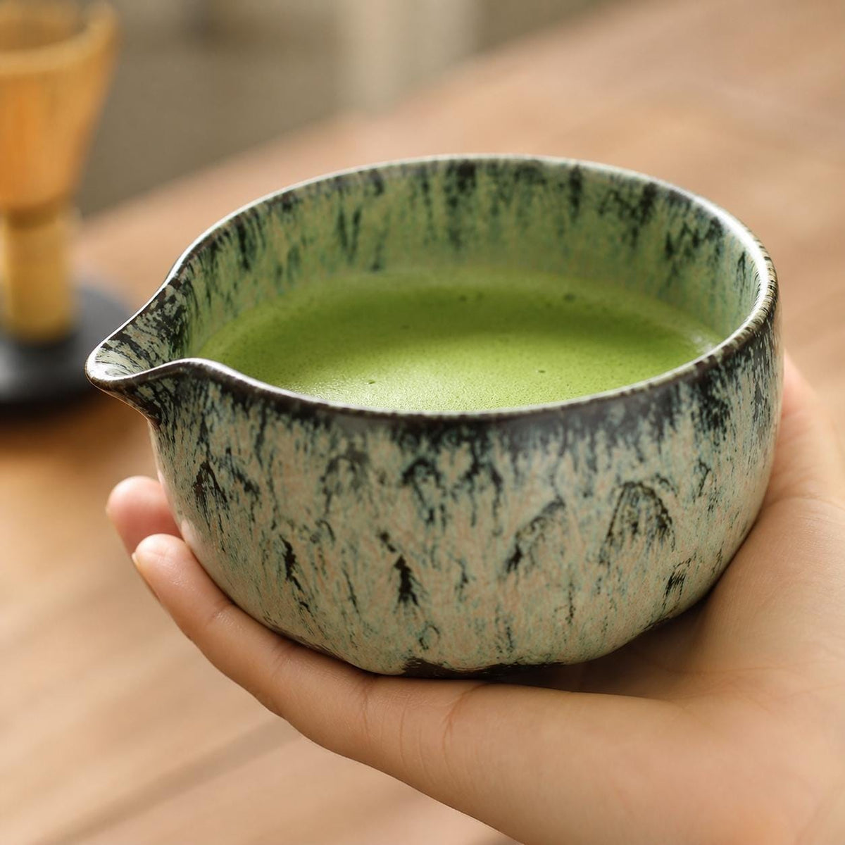 Set à matcha vert clair moucheté avec passoire