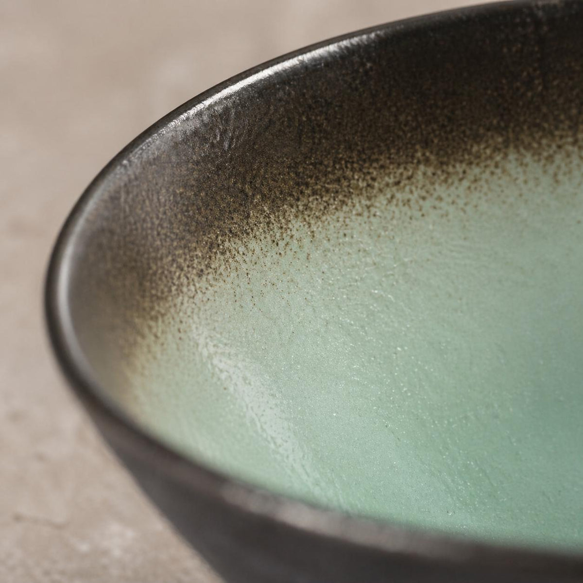 Bol à ramen noir à intérieur vert