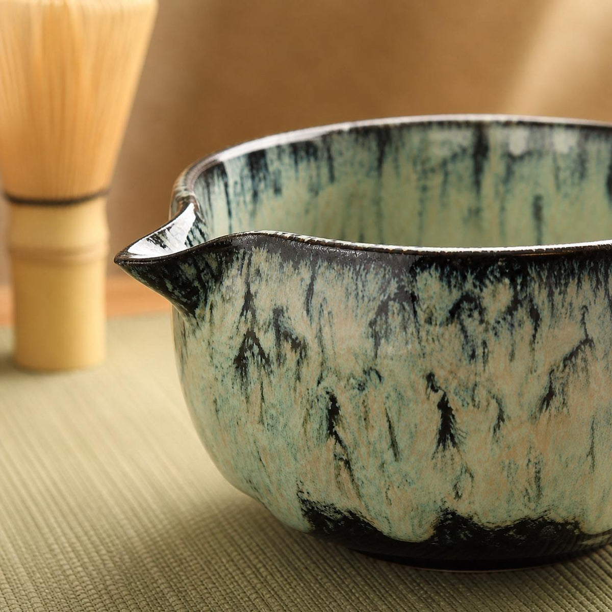 Set à matcha vert clair moucheté avec passoire