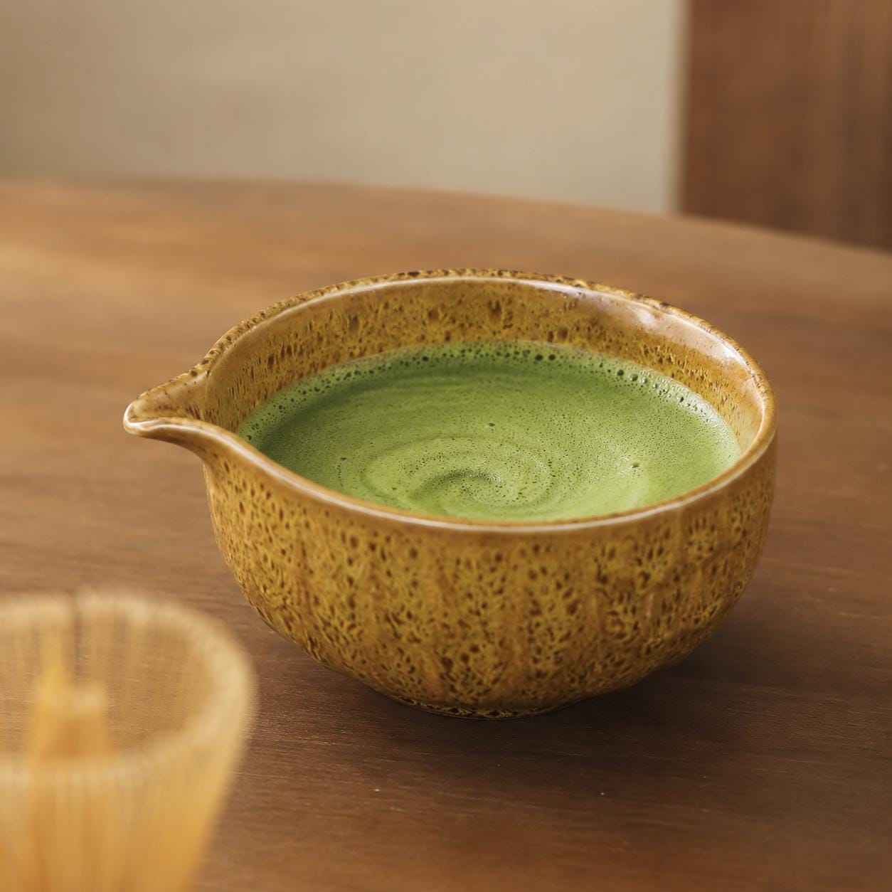 Ensemble de bols à matcha en céramique - Service à thé artisanal moderne pour une préparation quotidienne sereine