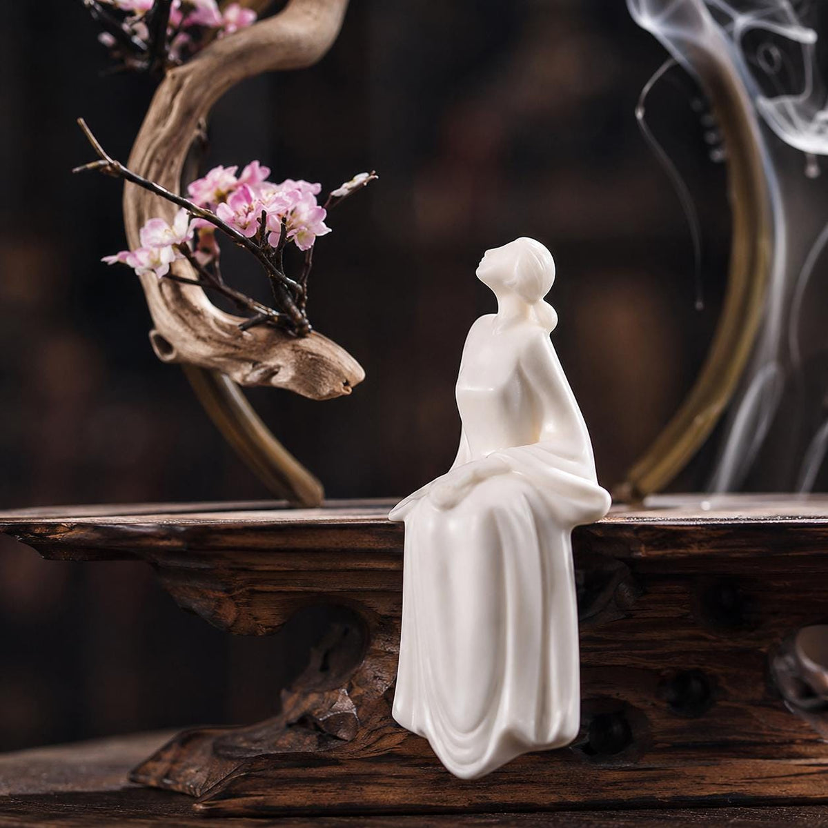 Porte-encens scène fleurie avec figurine blanche