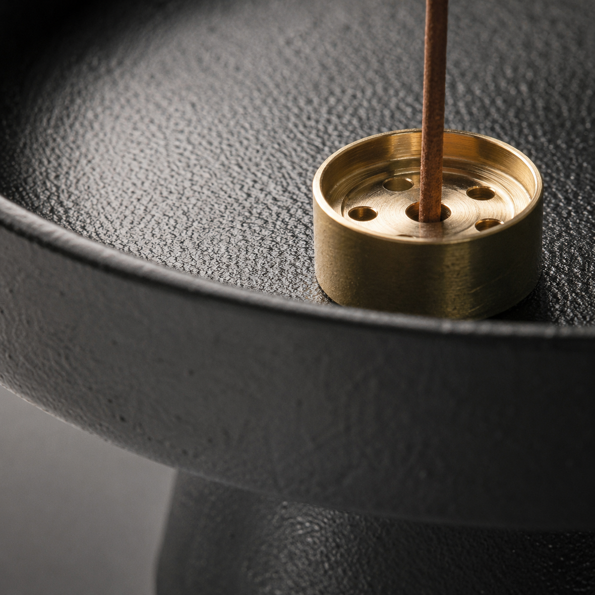Support doré multi-ouvertures pour bâton d’encens dans un porte-encens noir mat