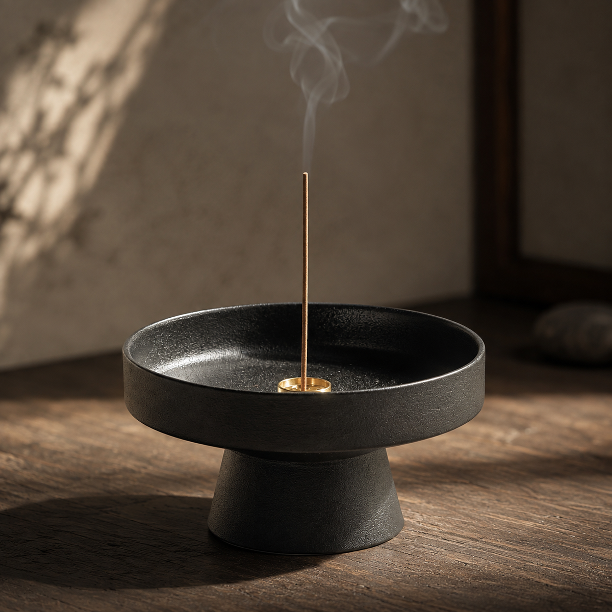Porte-encens sur pied en céramique texturée noir mat avec support pour bâton d’encens