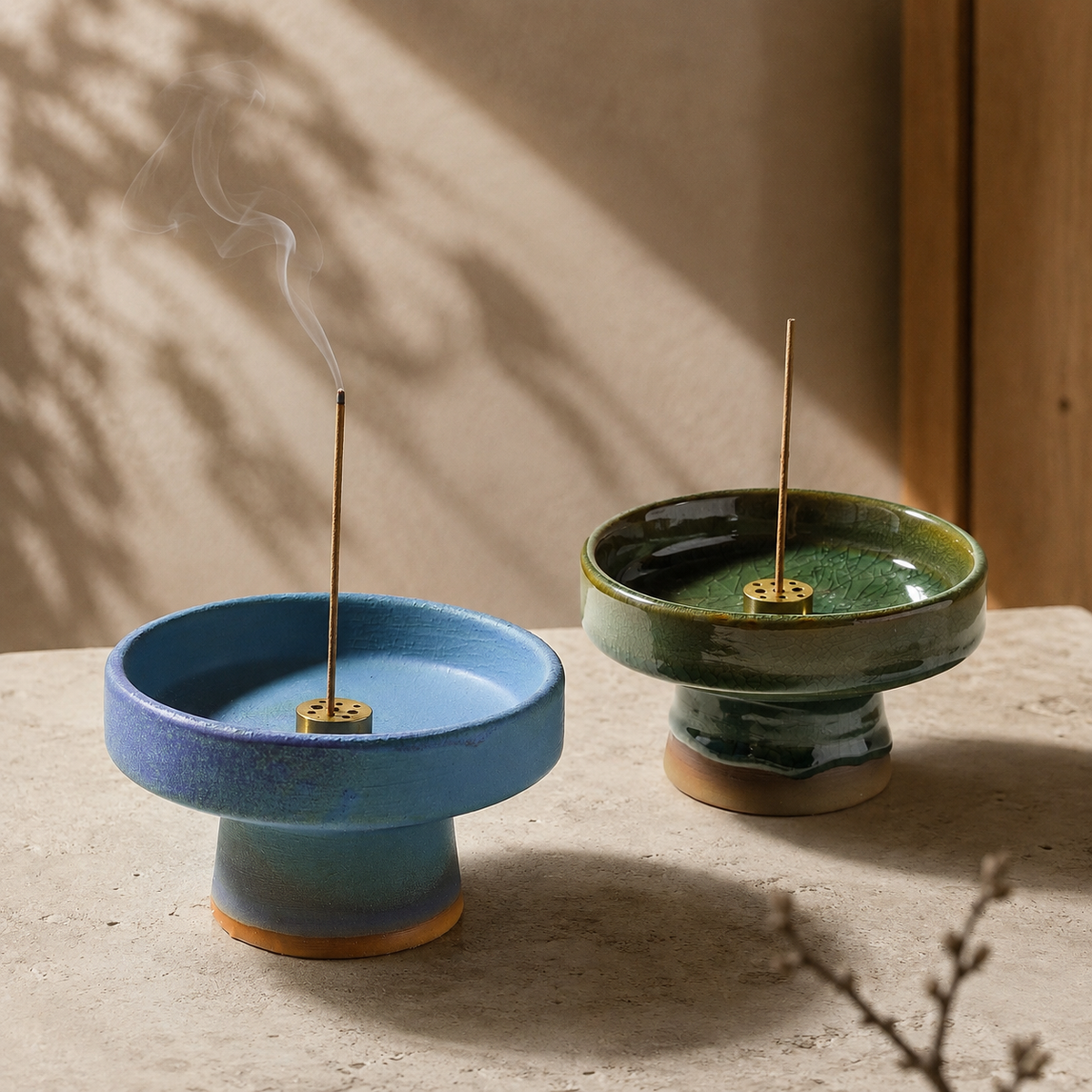 Deux porte-encens sur pied en céramique émaillée dans les coloris bleu céruléen et vert olive