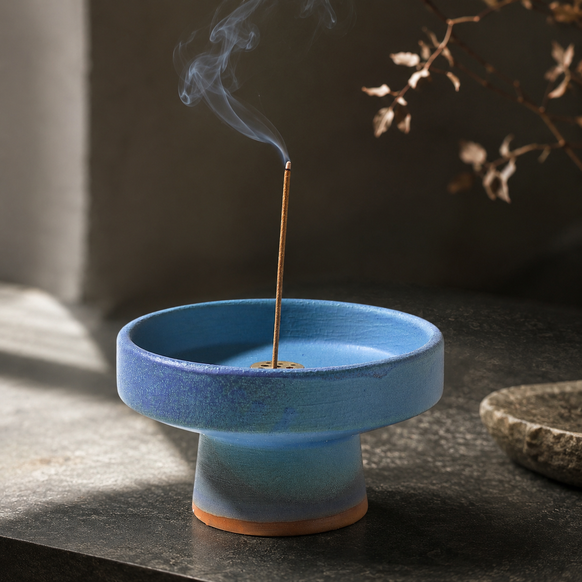 Porte-encens sur pied en céramique émaillée bleu céruléen avec bâton d’encens