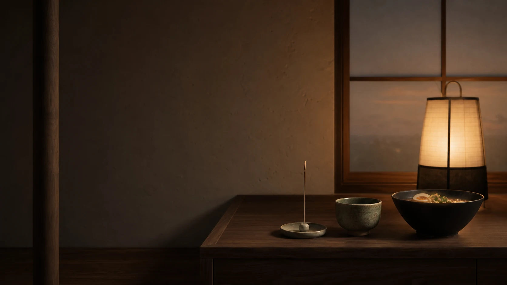 Objets Maison Nori dans un intérieur à la lumière du soir